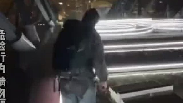 爬上体育馆顶部，掀开盖的瞬间令人双腿发软