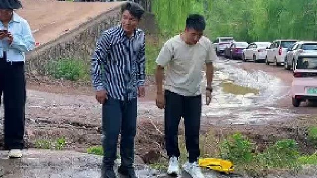 请问网友们：遇到这种水沟怎么过才最安全？