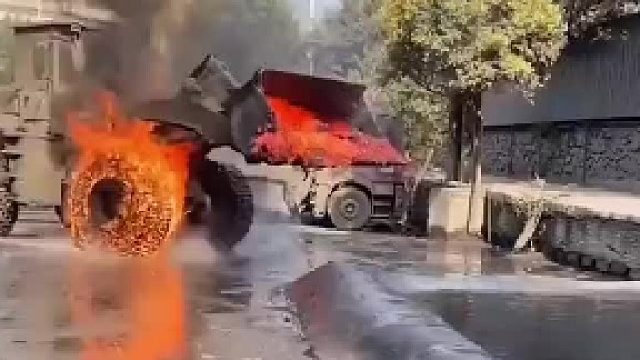 挖机轮胎着火了，司机急中生智，一招瞬间灭火