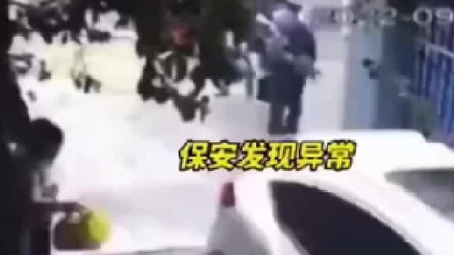一男子手持凶器欲冲进学校，保安反应神速及时关门阻拦。