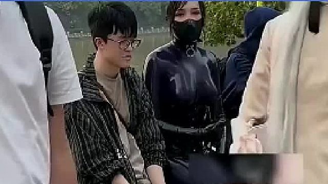 小伙参观cosplay展览遇大波女武士，接下来举动令人意外，