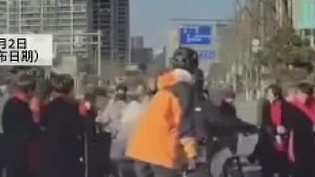 安全警示案例！老年人暴走团过马路，三轮大爷撞开人群离去