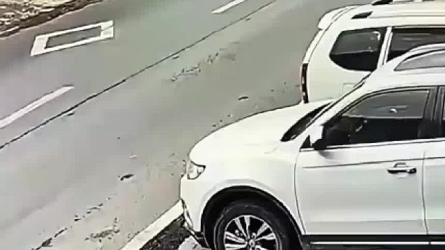 黑车突然闪了一下大货车，要不是大车司机提前刹车，黑车必废！