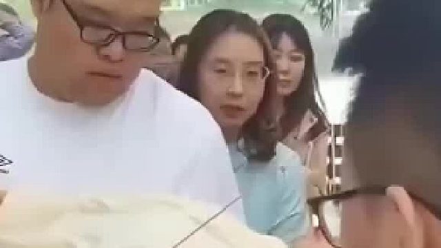 女的：你们抬就抬呗谁还扣我一下，怪dei劲的