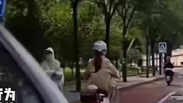 骑车径直横穿被撞，无视鸣笛网强行通行终酿成祸。网友：少抢一秒多一份平安！