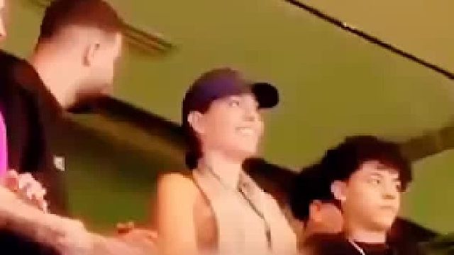 球场边惊现搭讪者！C罗中断采访霸气护妻，隔空手势警告震慑对方