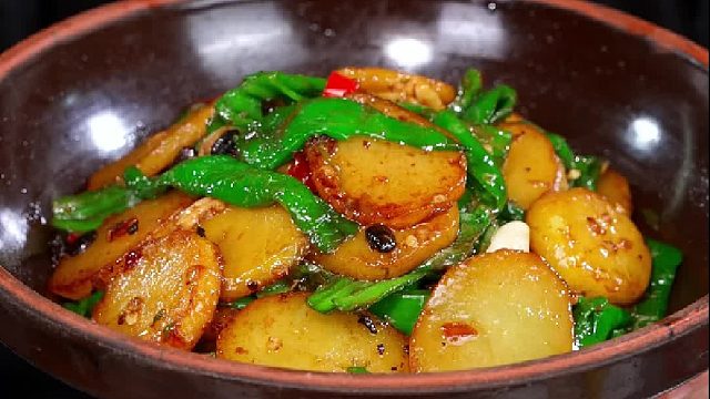 农家风味擂椒土豆，鲜辣软糯，简单小炒好吃又解馋