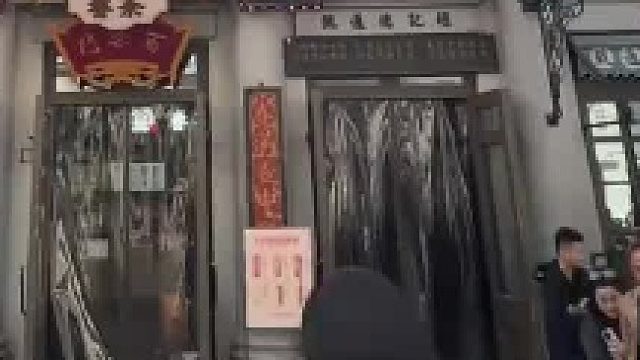 演员刚把炸药包扔回去，炸药包在空中竟然直接炸开了