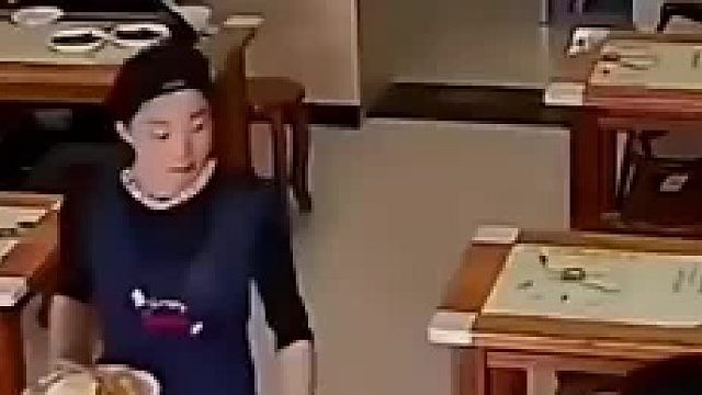 给顾客上错炒面，顾客不满把面扣在桌上，老板见状将拉面扔向顾客
