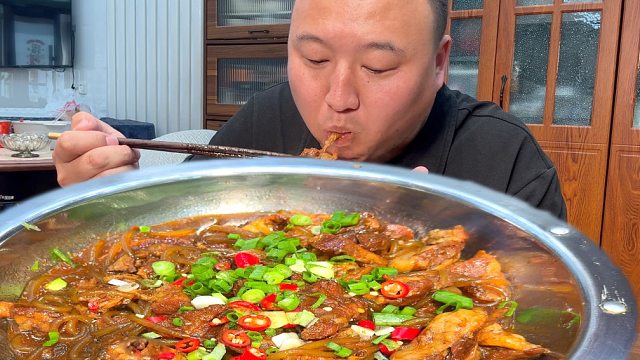 老丈人送来点牛腩，阿强做牛腩炖粉条，大口吃肉的感觉太过瘾啦