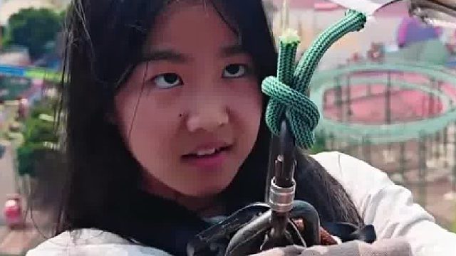 勇敢女孩亲历割绳蹦极，心跳加速挑战极限瞬间.