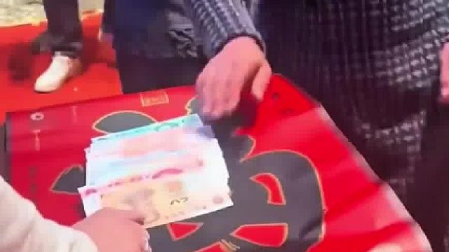这老板也太懂人性了！让员工排着队打圈领钱，干起活来更有劲了！