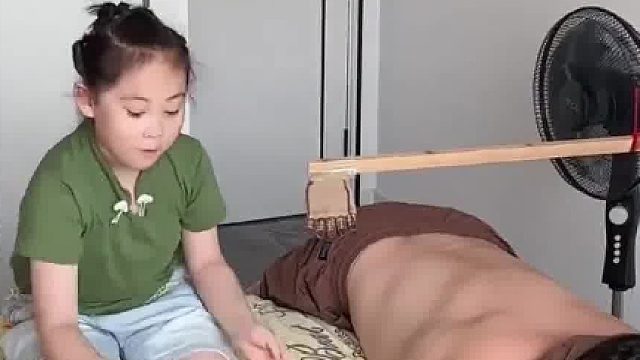 女儿跟爸爸在房间里偷懒，妈妈一进来女儿的反应亮了