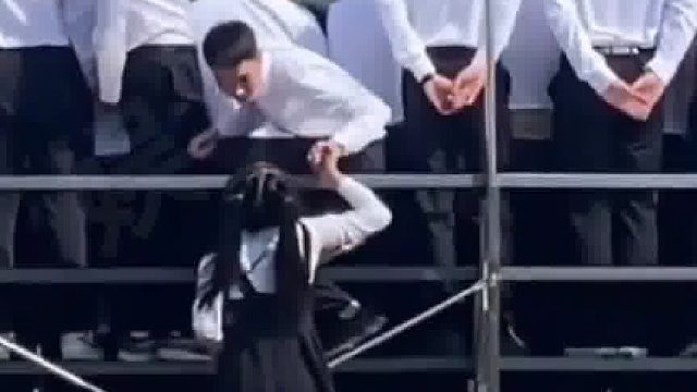 女生亲吻正拍毕业照的男友，谁料男友回身就被朋友扇“耳光”
