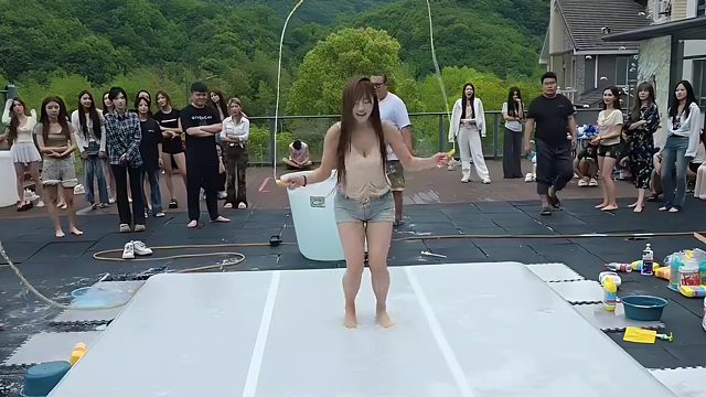小颖挑战气垫跳绳，太有力气了，米格都快掉出来了