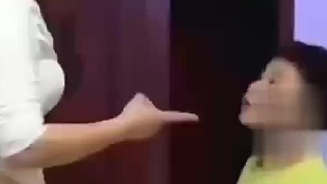 妈妈教训儿子被顶撞， 一根“导火索”瞬间制服。 网友：姐姐是真揍啊