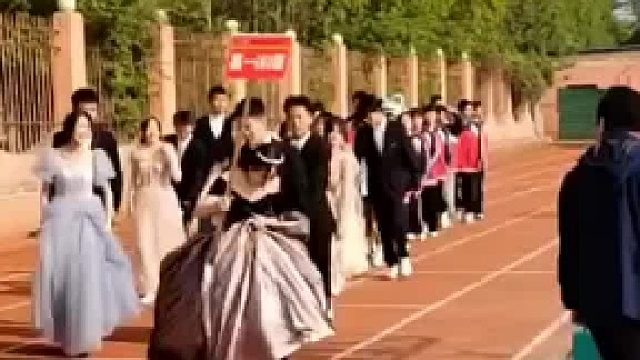 穿着礼服不方便 男生马上公主抱女生 网友：这不爱情就来了么 _雨过天不晴