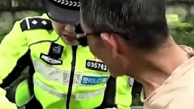 大爷不戴头盔被查，随手掏出的证件，直接把交警看愣了！