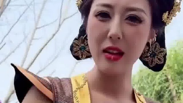 景区的蛇精小姐姐，收到游客给的雄黄手串，反应亮了