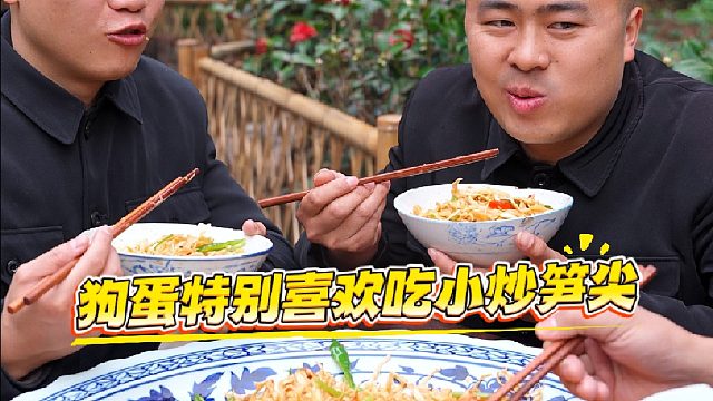 狗蛋今天这是咋啦，一顿居然要吃这么多包糯米笋。