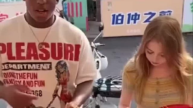 这美女心挺好的，摊主不发财都难