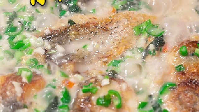 来湖南一定要尝一尝这道青椒焖草鱼，鱼肉鲜嫩汤汁泡饭都是一绝
