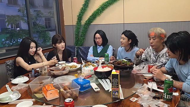龙锅太敬业了，吃饭都还在演，弹幕直呼影帝