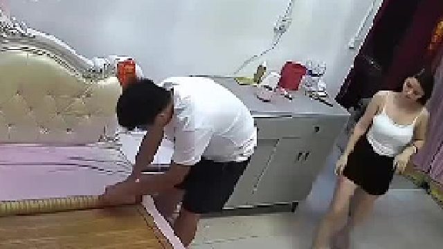 凉席把膝盖上的皮都蹭破了