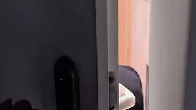 球迷为了不吵到老婆在厕所无声庆祝