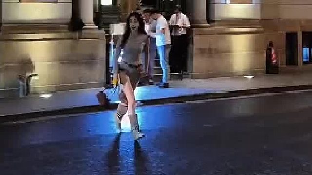 外滩富家千金脸上写满了人生的自信啊