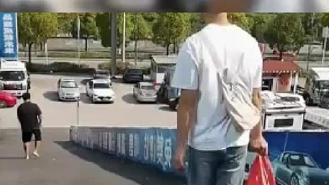 网友：吃一个水果不过分吧