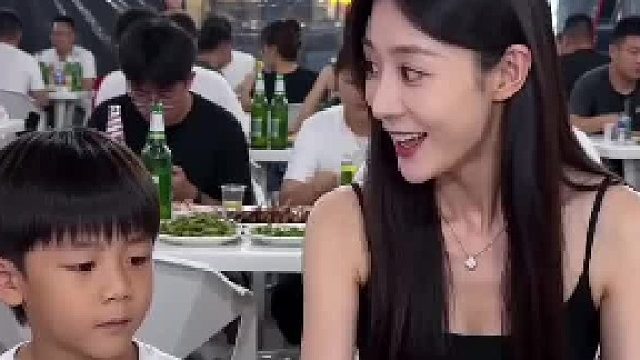 熊孩子坑爹，日常把周围的食客都吓跑了