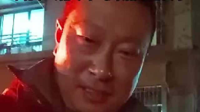 用手机拍自己怀里的猫却被旁边的女子说不让拍网友给大哥气的语无伦次了