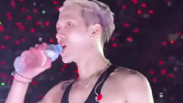 粉丝口渴想喝水，王嘉尔喝一口证明水是安全的才递给粉丝