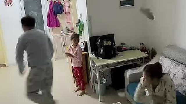 这熊孩子大半夜的不睡觉，吓死我了