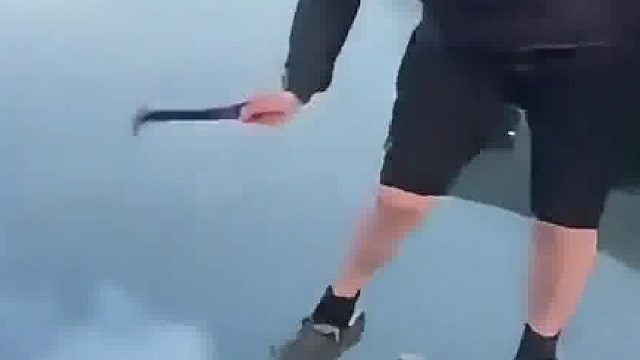 外国小伙在结冰的河里玩鞭炮，下一秒炸起大水花！