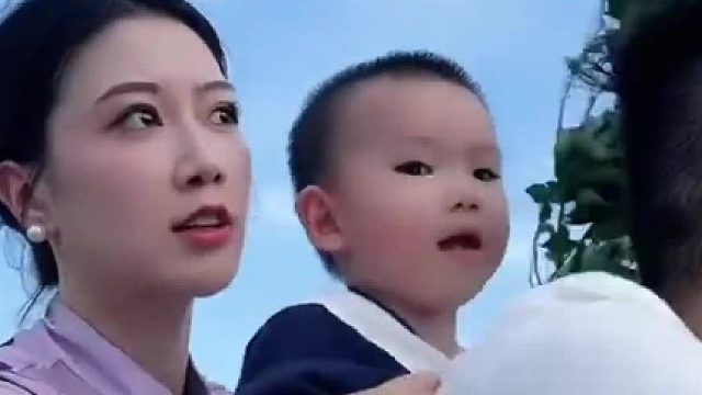 家庭演绎经典骑马戏，现场趣味横生三口之家大秀才艺
