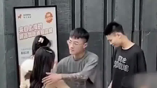 女孩打招呼，不料被男孩嫌弃，握手后还要洗手