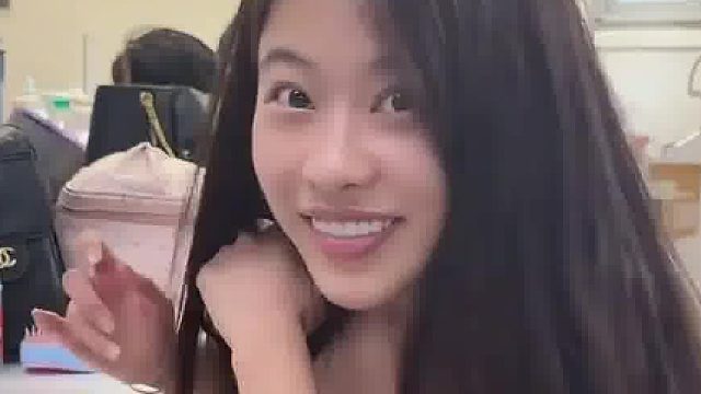 女生穿抹胸裙上班，同事看见被吓了一跳，差点看成没穿衣服了