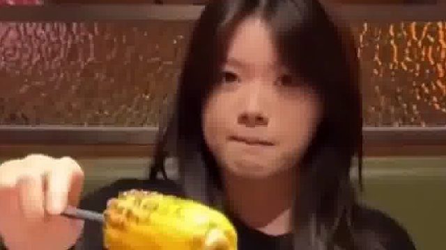 女生嫌烫不敢拿，闺蜜男友力十足，下一秒直接空手掰断！