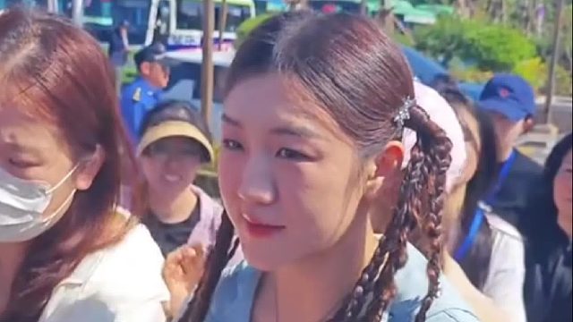 陈梦出席活动双马尾小辫搭配休闲运动装甜妹风拉满！