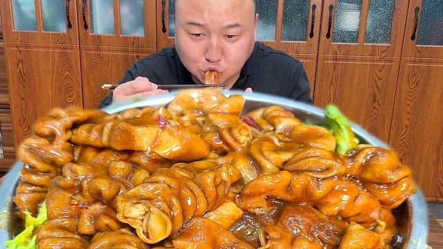 老丈人又安排了点肥肠，我的生活不再迷茫，大口吸肠，感觉超爽。