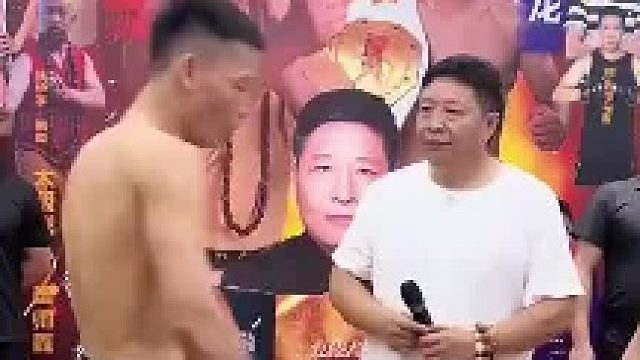 小伙比赛前戏耍对手，不料对方丝毫不惯着他，直接送了小伙一程！