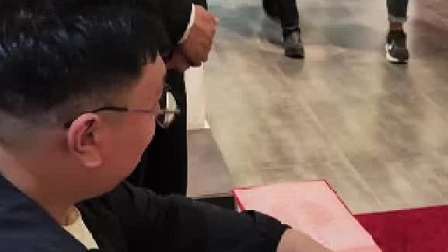 新郎说晚上洞房不入了，装轮毂去