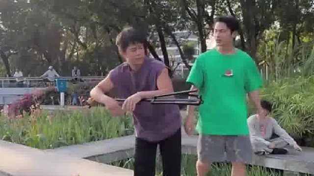 这时候全靠演技演得好了，朋友才能精准上当