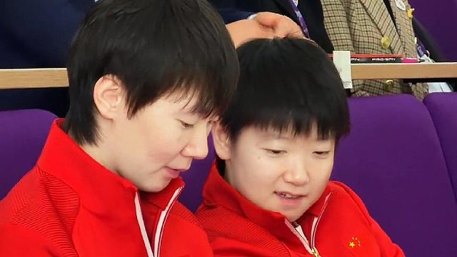 国乒走进英国高中友好交流！孙颖莎表情包不断！摩拳擦掌展示球技！