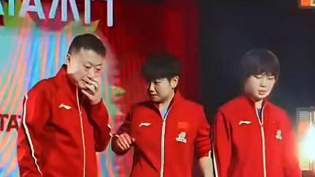 笑不活！马琳登领奖台抠鼻子被孙颖莎嫌弃！果断先握住手腕！