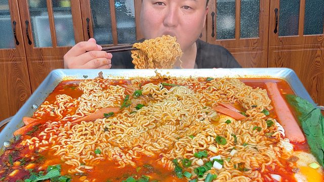 不知道该吃点啥，简单来个金拉面吧。