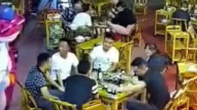 拿酒瓶的那个又怂又装