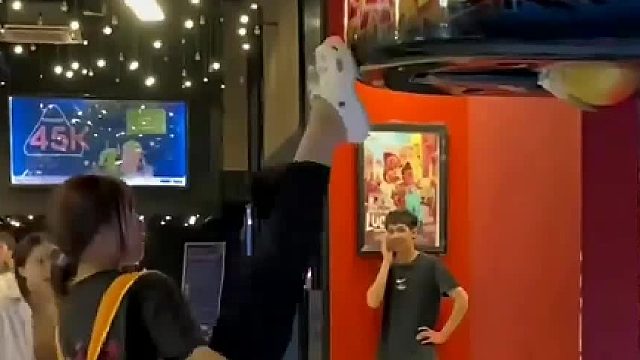这个看似普通的人穿着拖鞋却展现出了惊人的实力
